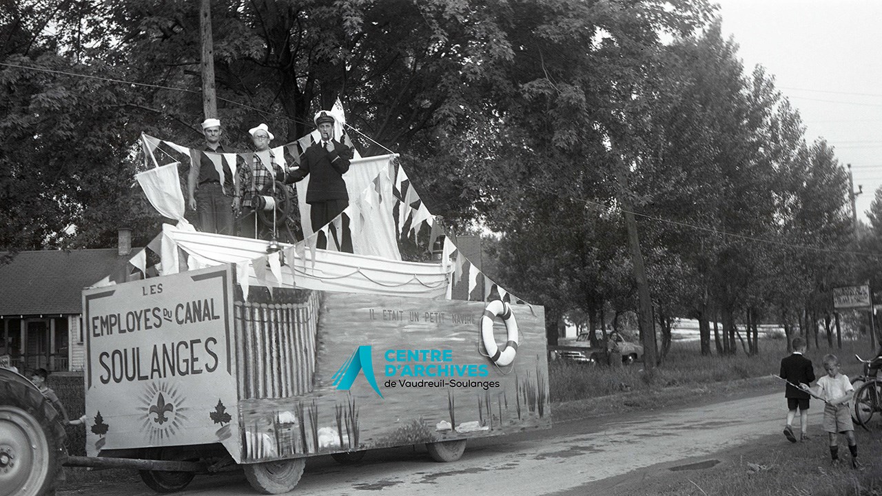 Char allégorique des employés du Canal Soulanges, représentant Pointe-des-Cascades. Les employés sont Guy Bisonnette, Guy Berthiaume, Jean-Maurice Brunet, Raymond Ménard et Fernand Pharand., 1952.