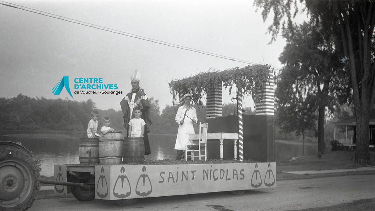Char allégorique de M. Ubald Dunberry qui représente Saint Nicholas avec le concours de MM Lionel Levac, Richard Dunberry, Michel St-Denis, Michel Murphy, Léo Sagala et Jean-Guy Longtin, 1952.