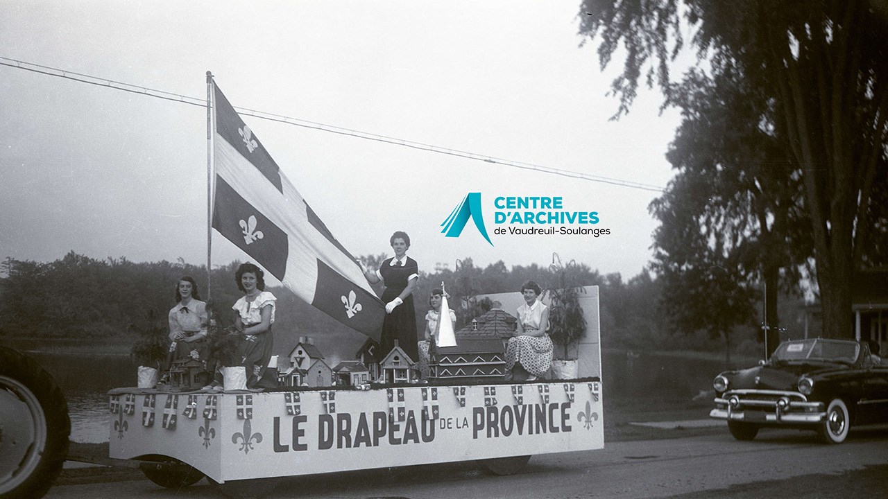Char allégorique de Saint-Lazare ‘’le Drapeau de la Province’’. Marianne Ménard, Thérèse Gauthier, Huguette Crevier, Mariette et Claudette Turcotte. Le conducteur est Gérard Martel, 1952.
