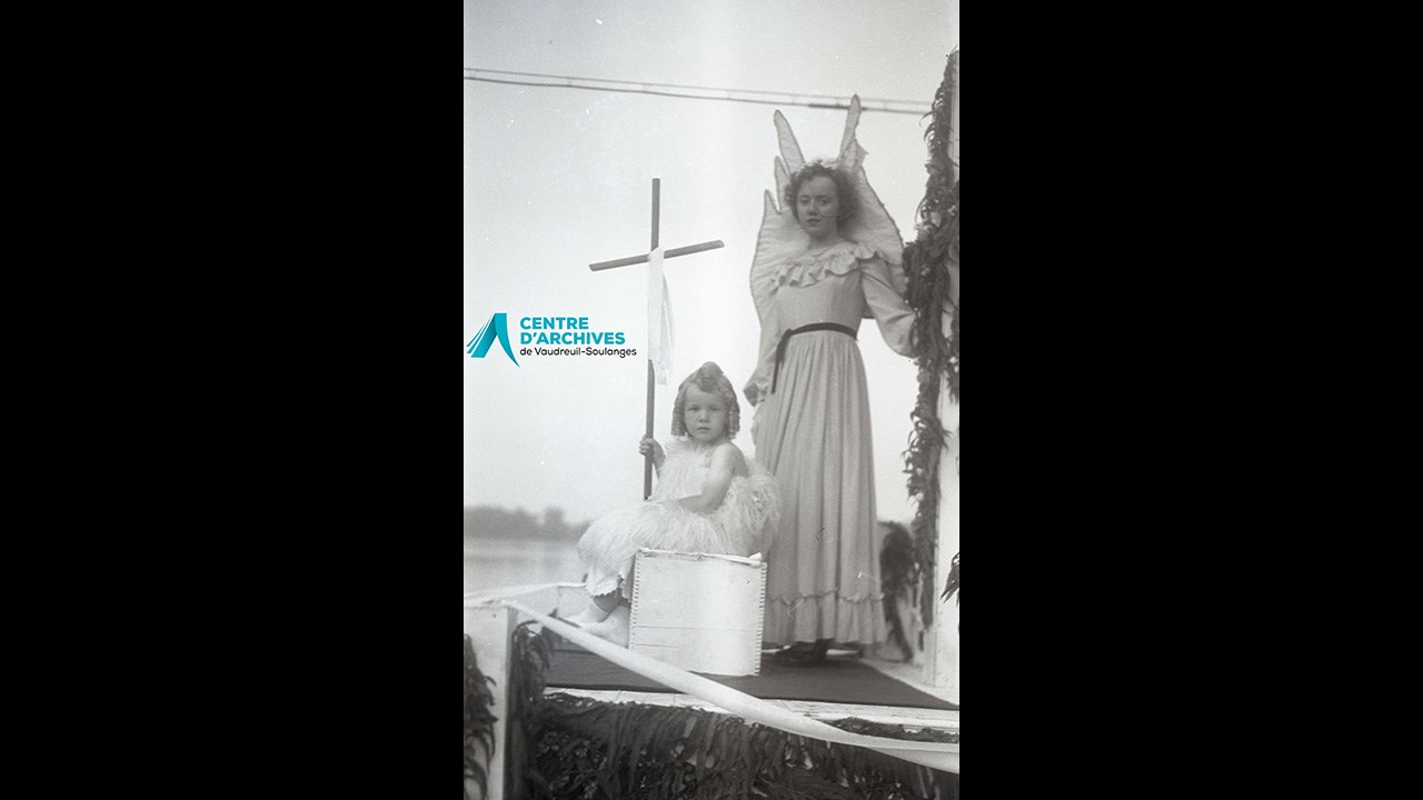 Char allégorique ‘’Saint-Jean-Baptiste’’, le petit St-Jean-Baptiste est représenté par Jean-Pierre Philibert âgé de 4 ans, de Pointe-des-Cascades, 1952.