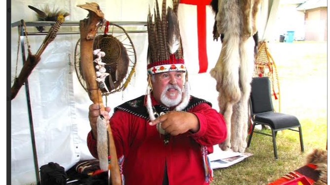Sur la photo, Archie Martin, Archie tient un « bâton de parole » dans la main. Dans la tradition Mi’kmaq, il explique que chaque membre du groupe prend la parole et donne son opinion librement et après il y a une décision qui se prend en consensus
