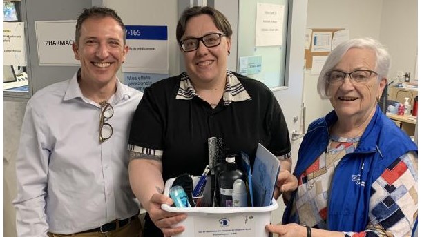 Francine Pilon, présidente de l’Association des bénévoles de l’Hôpital du Suroît, remettant une trousse de produits à Anastasia Vorburger, chef de l’unité de soins de chirurgie, en présence de Gilles Lacourieux, technicien en administration - attaché de direction, tous deux de la Direction des activités hospitalières – Hôpital du Suroît et Hôpital Barrie Memorial