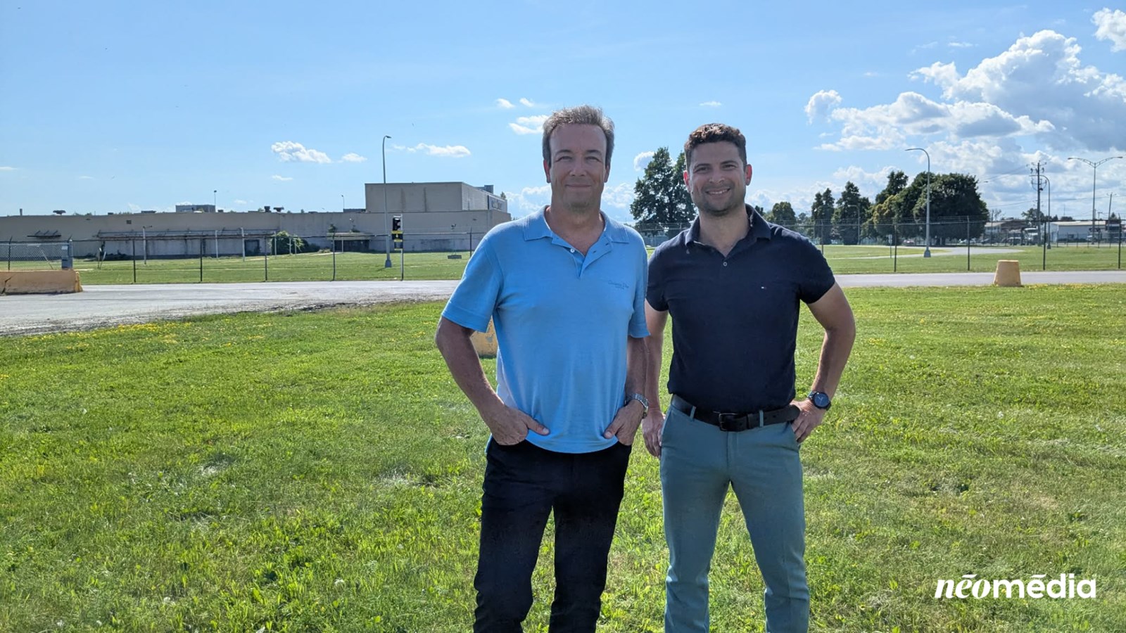 Luc Poirier prend la pose avec le maire Miguel Lemieux