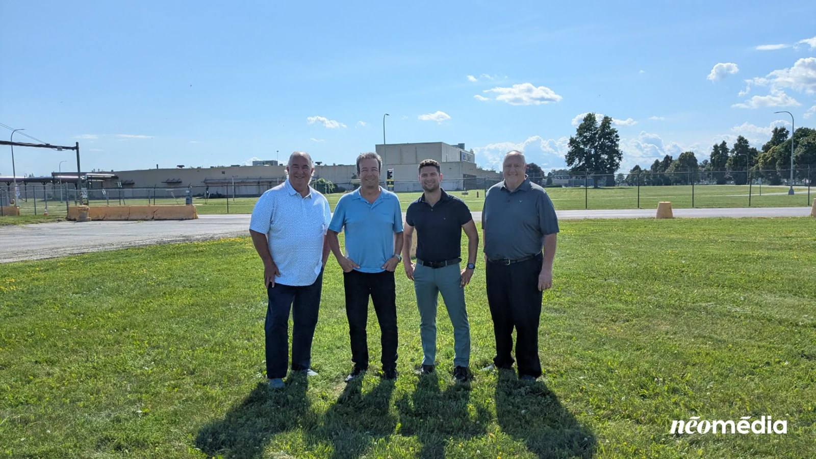 Luc Poirier prend la pose avec le maire Miguel Lemieux et les conseillers Jean-Marc Rochon et Michel Martinet