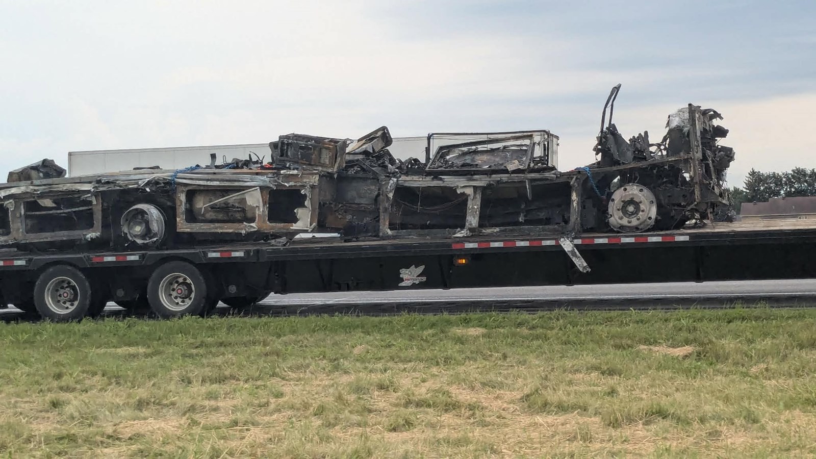 Deux véhicules en feu sur l'autoroute 20 à Coteau-du-Lac