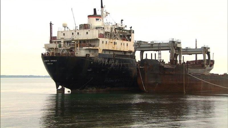 Le bateau, qui penchait considérablement dans le passé, contenait plusieurs matières dangereuses. Parmi celles-ci, nommons l’amiante, des BPC, des produits chimiques de nettoyage, des huiles, des graisses, des matériaux radioactifs, du plomb, du mercure, du cadmium et du chrome.