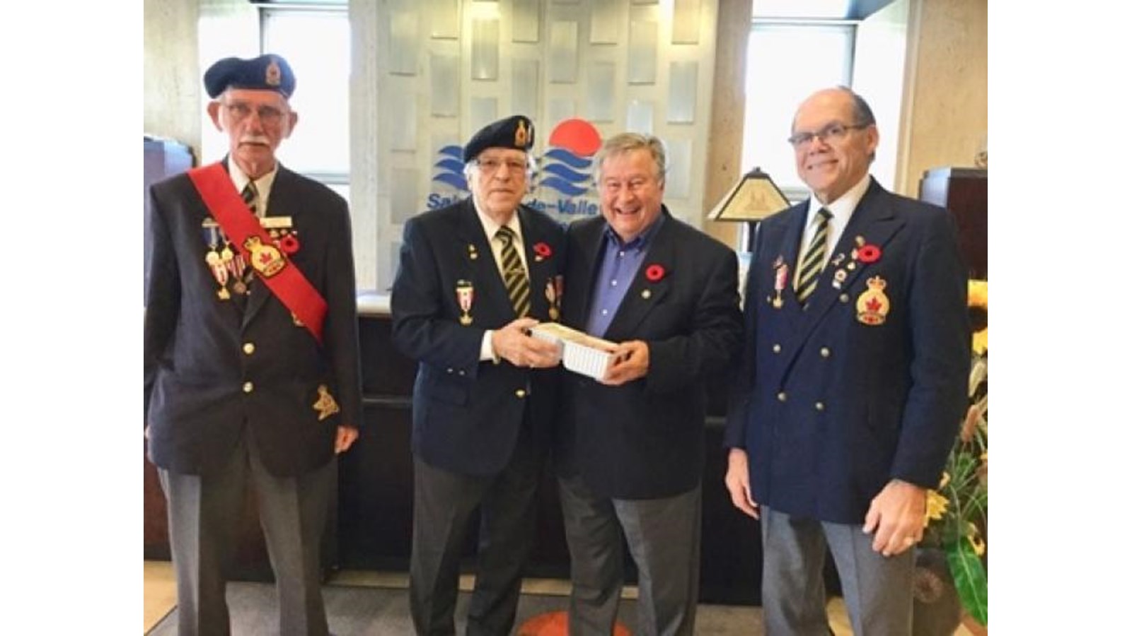 Pour lancer la campagne de coquelicot, trois membres de la Légion royale canadienne se sont rendus à l’Hôtel de ville de Salaberry-de-Valleyfield. De gauche à droite, on retrouve le sergent d’armes de la filiale 62, Réal Evans, l’officier d’entraide, Jean-Louis Blais et le président de la campagne, Rémi Champagne. Ils sont accompagnés du maire sortant, Denis Lapointe.