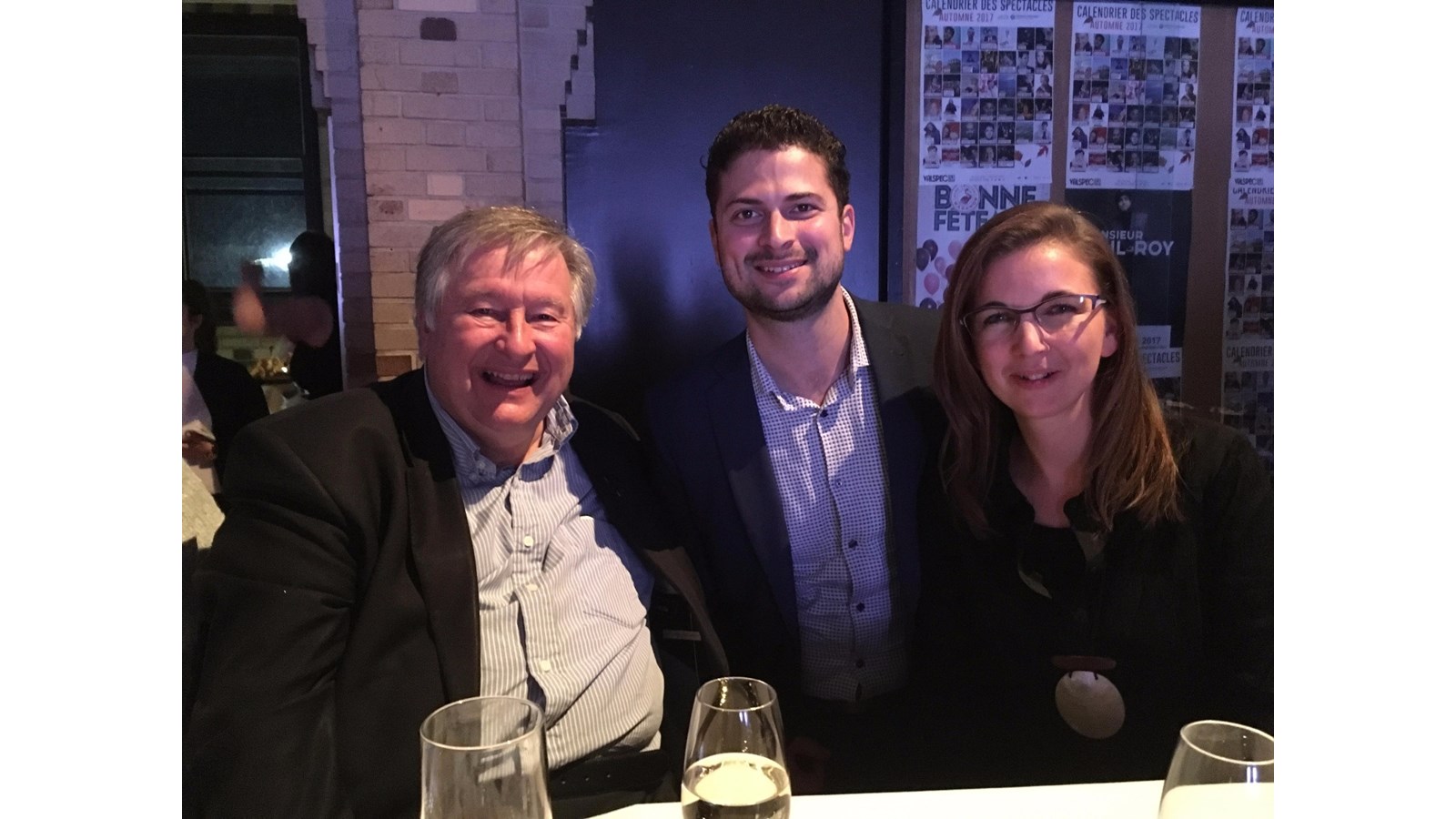 Le maire sortant Denis Lapointe pose aux côtés de son successeur Miguel Lemieux et de la préfète de la MRC de Beauharnois-Salaberry et mairesse de Sainte-Martine, Maude Laberge. 