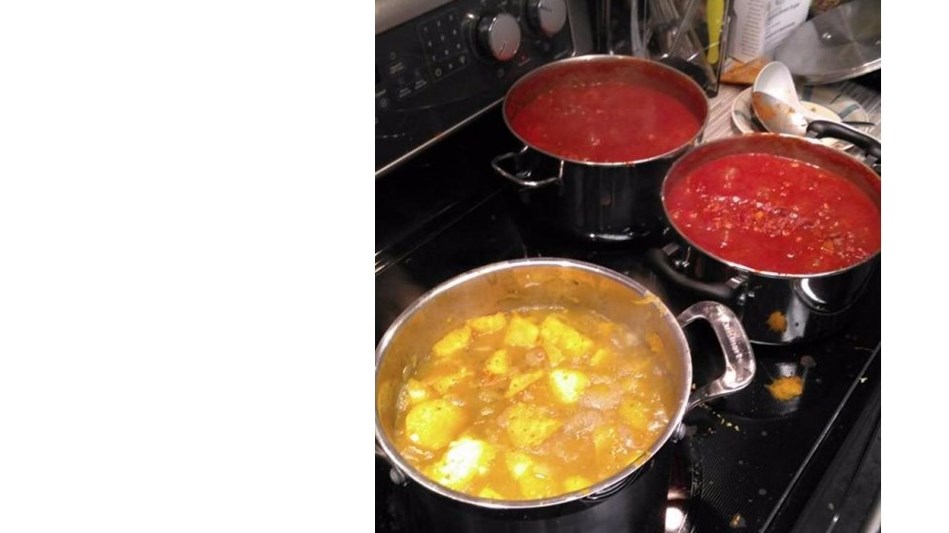 Il aura fallu quelques heures derrière des fourneaux pour donner une seconde vie aux 80 citrouilles et 5 000 graines. 