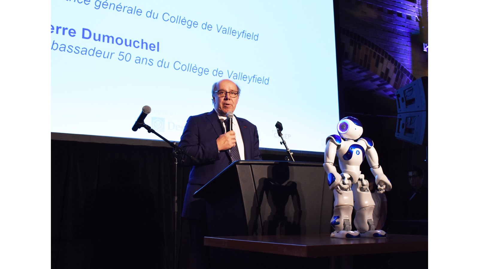 L'ambassadeur du 50e anniversaire, Pierre Dumouchel s'est adressé aux convives présents.