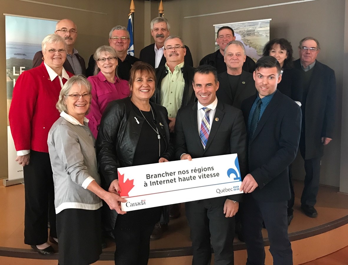 Linda Gagnon, mairesse de Dundee, Louise Lebrun, mairesse de Sainte-Barbe et préfète de la MRC le Haut-St-Laurent, Stéphane Billette, député de Huntingdon et ministre délégué aux Petites et Moyennes Entreprises, à l’Allègement réglementaire et au Développement économique régional, Louis-Paul Bourdon, président TARGO Communications, Carolyn Cameron, mairesse de Hinchinbrooke, Deborah Stewart, mairesse de Elgin, Richard Raithby, maire de Howick, Jacques Lapierre, maire de Ormstown, Agnes McKell, mairesse de Très-Saint-Sacrement, Bill Martin, conseiller de Godmanchester, Douglas Brooks, maire de Franklin, André Brunette, maire de Huntingdon, Denis Henderson, maire de Havelock, Gino Moretti, maire Saint-Anicet.