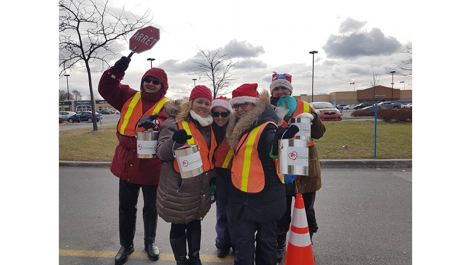 L’équipe de Néomédia Valleyfield et Néomédia Vaudreuil-Soulanges a participé à la Grande Guignolée des médias au Walmart de Valleyfield. Sur la photo, on retrouve aussi Mylène Tessier, bénévole. 