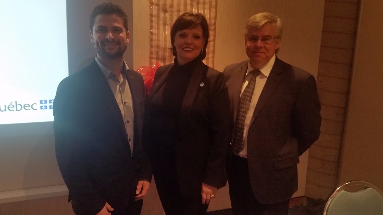 La ministre Lucie Charlebois accompagnée de Miguel Lemieux, maire de Salaberry-de-Valleyfield et de monsieur Alain-Marc Dubé du ministère des Transports