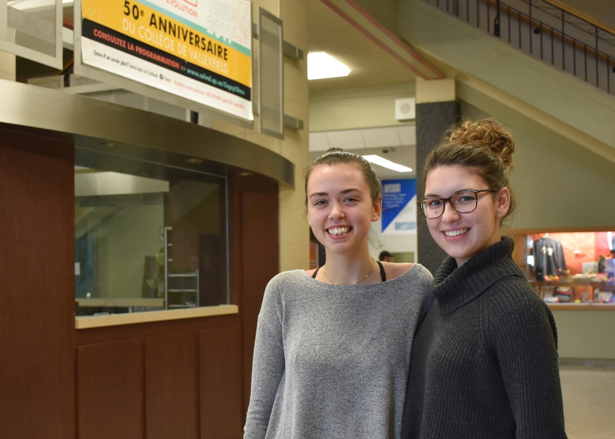 Alice Choinière (Saint-Anicet) et Roxane Desrochers (Valleyfield), étudiantes du Programme du diplôme du Baccalauréat International (IB) en Sciences cognitives du Collège de Valleyfield.
