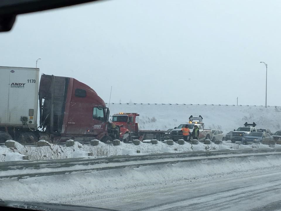 Un semi-remorque empêche l'accès à l'autoroute 40 via la 30