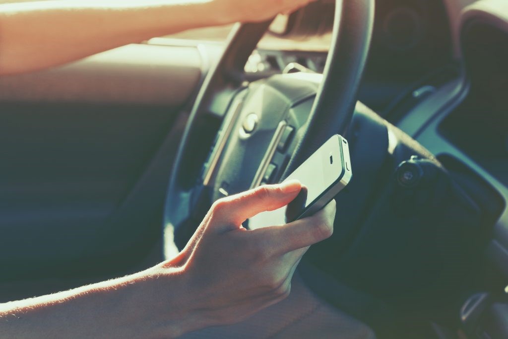 Plus de gens meurent à cause des distractions au volant que de l'alcool