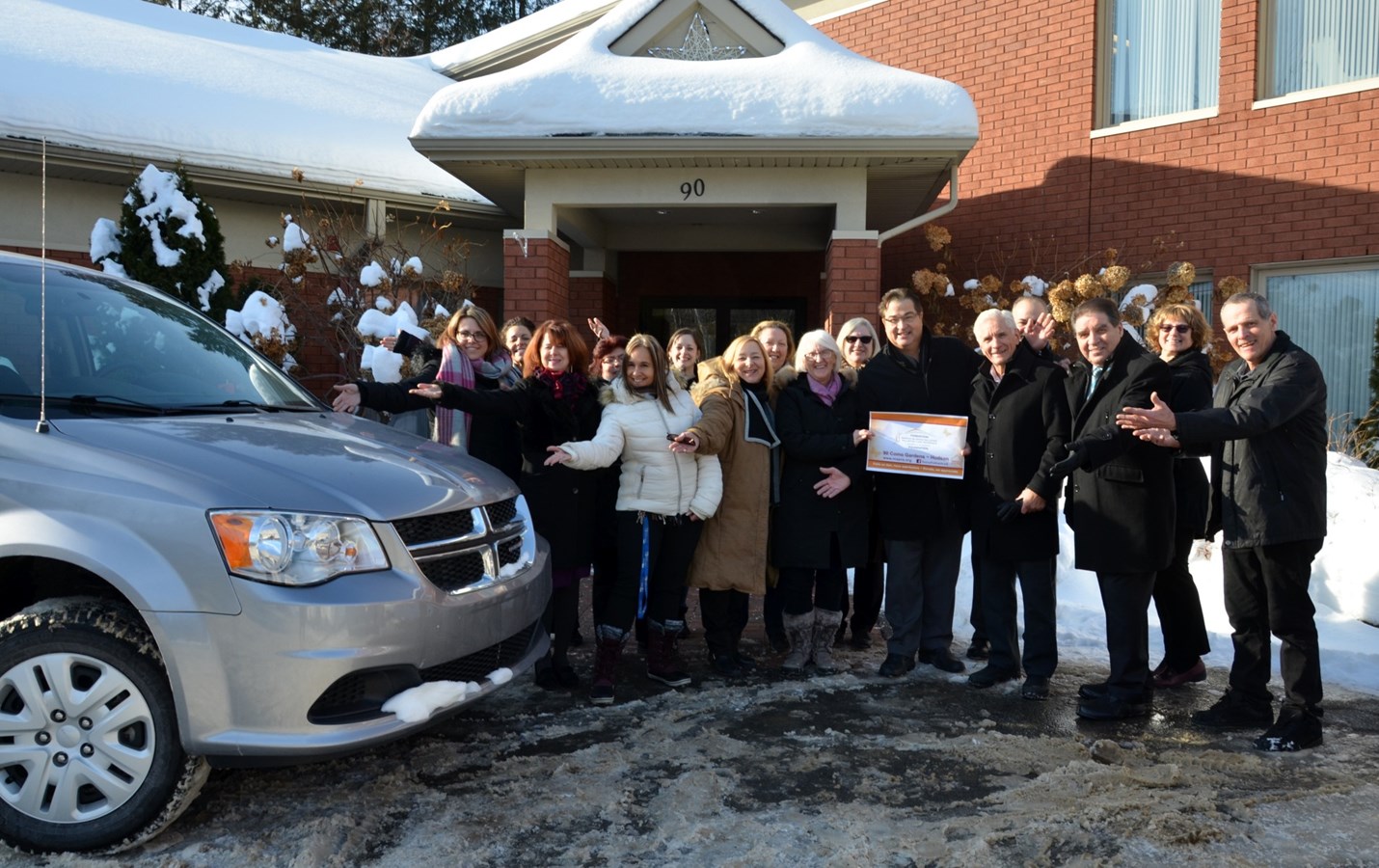 Monsieur Jean-François Thibert, directeur général de la Maison de soins palliatifs de Vaudreuil-Soulanges entouré de madame Jean et
monsieur Joseph Konecny, donateurs et de monsieur Paul M. Normand, vice-président de la Fondation et des bénévoles et employés de la Maison
