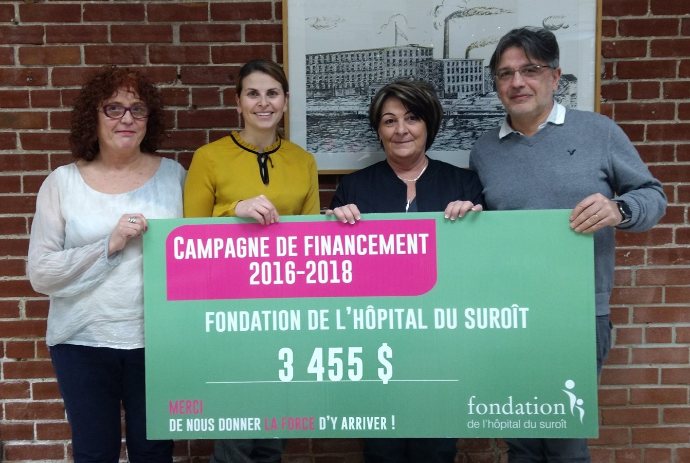 Marie-Laurence Cachat, directrice de la résidence, Kathleen Favreau-O’Brien, directrice générale de la Fondation de l’Hôpital du Suroît, Linda Cuerrier, gagnante du concours et Jean-Luc Tobelaim, propriétaire de la résidence.