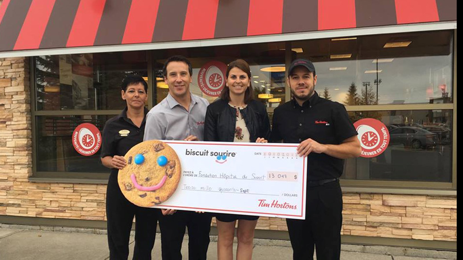 La gérante du Tim Hortons sur le boulevard des Érables, France Laprise, le gestionnaire Marketing chez Tim Hortons, Mathieu St-Cyr, la directrice de la Fondation de l'Hôpital du Suroît, Kathleen Favreau-O'Brien et le directeur de trois Tim Hortons participants (propriété de Mathieu Côté ) à la campagne 2018, Dan Lajeunesse ont dévoilé le montant amassé. 