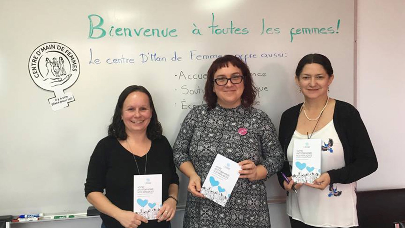 Jenny Foisy, Martine Faille et Nubila Davila du Centre D'Main de femmes incitent les personnes intéressées à se procurer un exemplaire de ce guide.