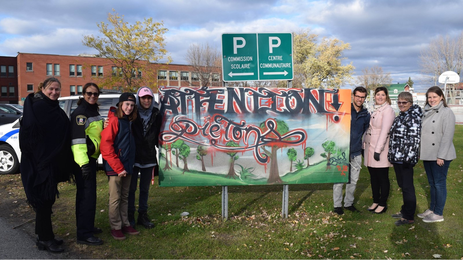La présentation officielle du panneau de sensibilisation à Beauharnois s’est effectuée en présence, de gauche à droite, de Mme Stéphanie Lapointe, Directrice générale adjointe à la Commission scolaire de la Vallée-des-Tisserands, Mme Nathalie Langevin, agente à la prévention et aux relations médias au Service de police de Châteauguay, deux jeunes de la Maison des Jeunes de Beauharnois, M. Étienne Marchand, Directeur de la Maison des Jeunes à Beauharnois, Mme Anne Bouthillier, Coordonnatrice Culture et Vie communautaire à la Ville de Beauharnois, Mme Gaétane Lessard, Directrice générale au CPE Bobino et Mme Catherine Parent, Coordonnatrice au développement culturel à la MRC de Beauharnois-Salaberry.