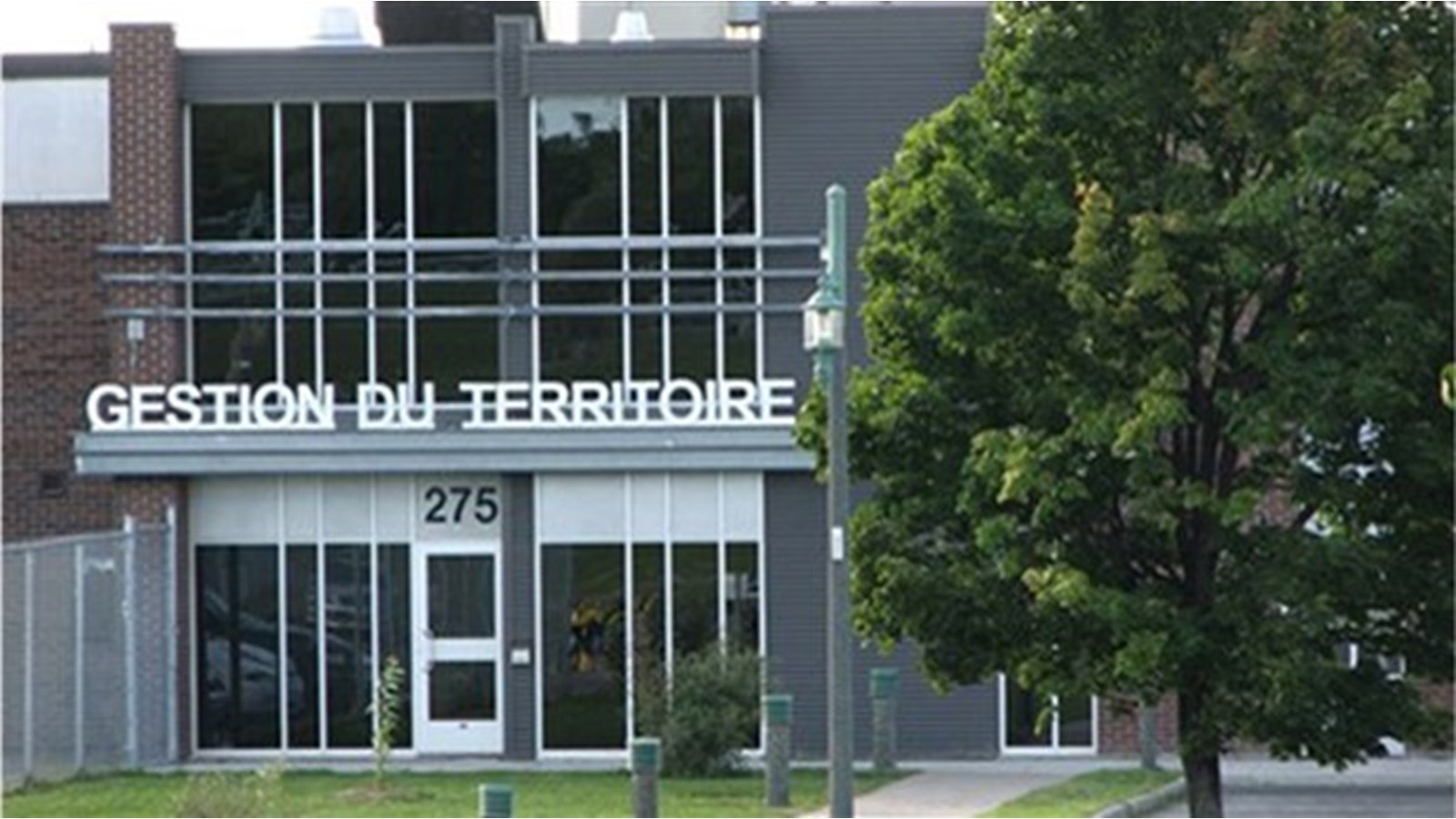 Le poste de magasinier au Service de l'environnement, dont le bureau est situé au 275 rue Hébert, relève désormais des services financiers.
