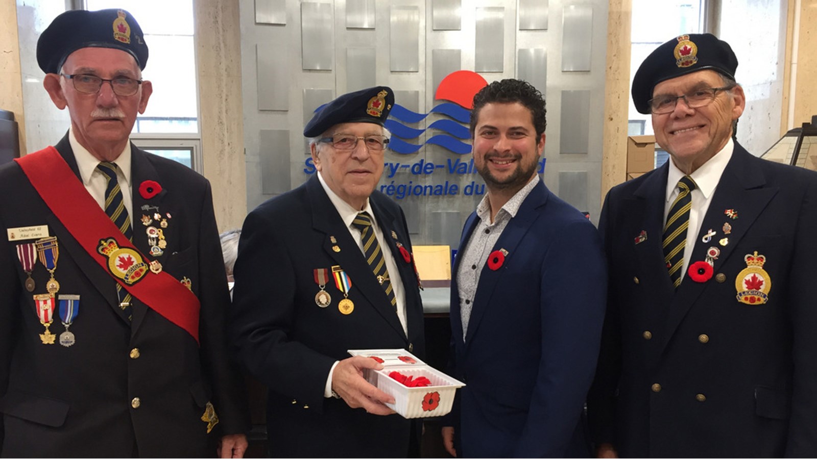 Le maire de Salaberry-de-Valleyfield, Miguel Lemieux arbore fièrement le symbole universel du Jour du Souvenir.