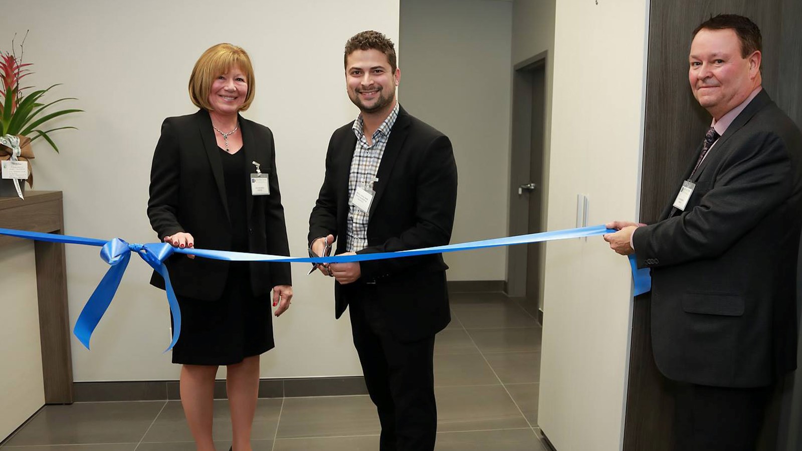 La coupe du ruban pour souligner l'inauguration officielle des nouveaux locaux a été faite par le maire Miguel Lemieux.