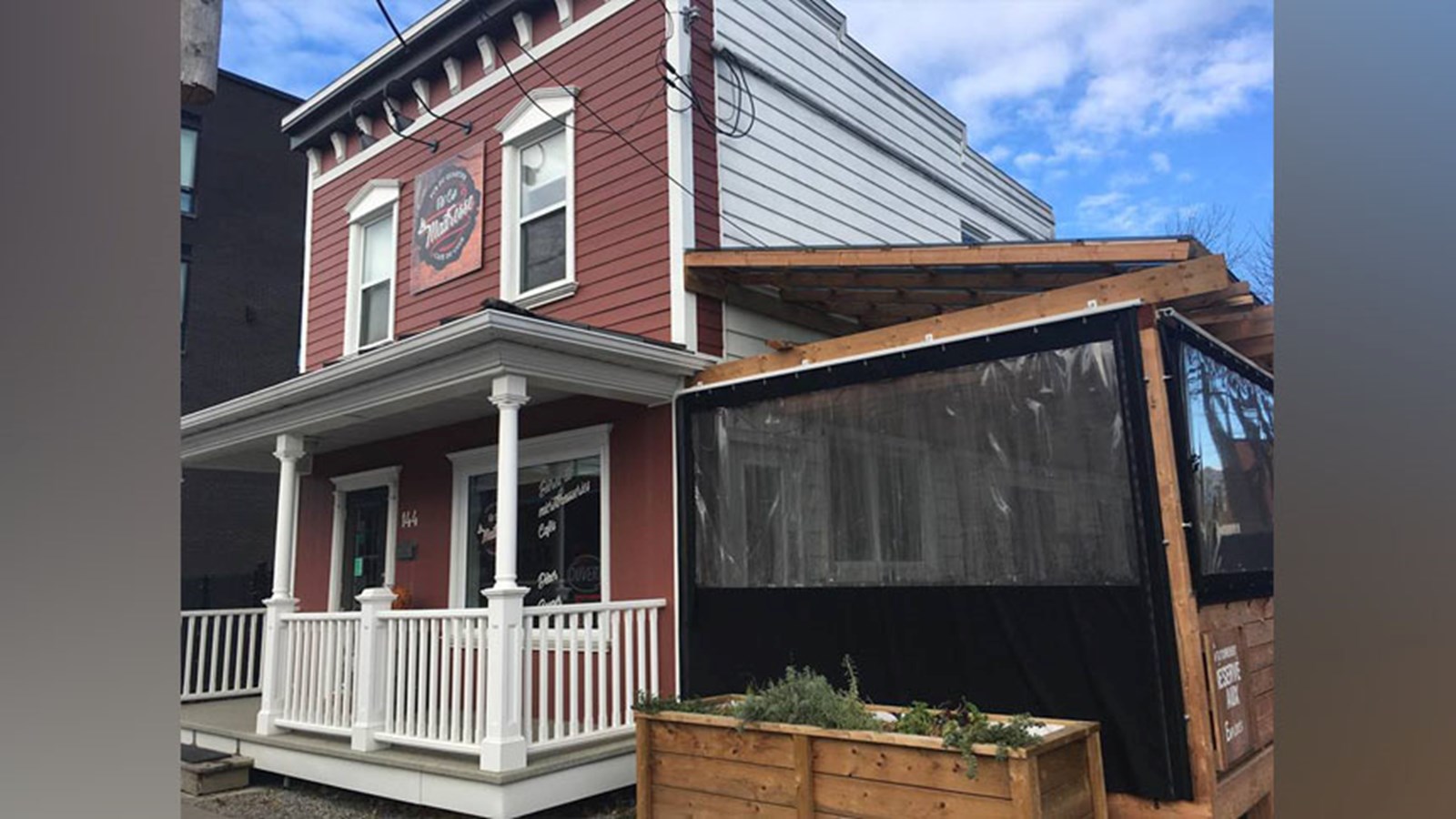 Le Café-Pub La Maîtresse a une terrasse très appréciée de la clientèle estivale.