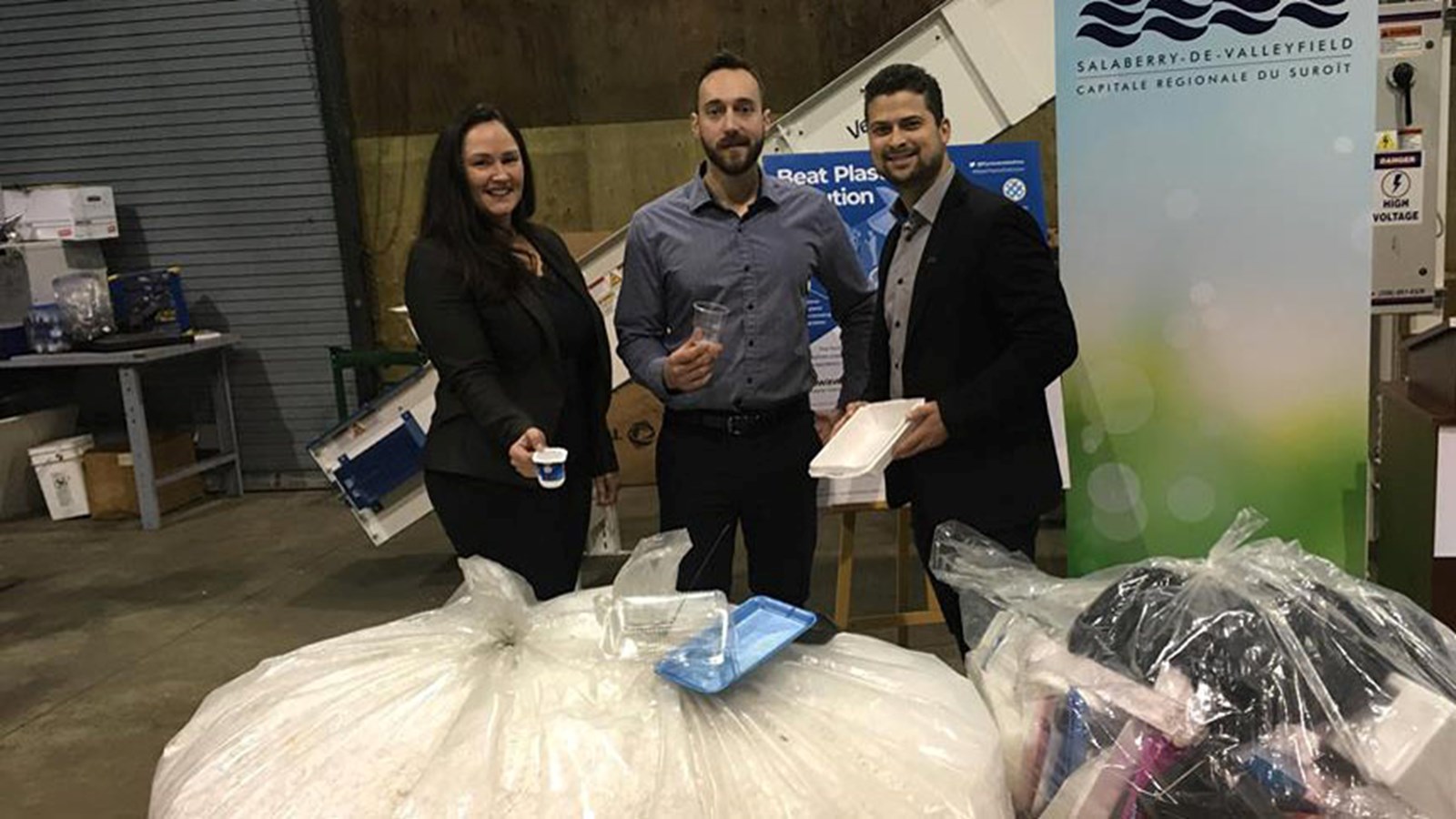 Maggy Hinse, Olivier Leblanc et le maire Miguel Lemieux sont fiers de cette alternative écologique pour recycler les plastiques no6.