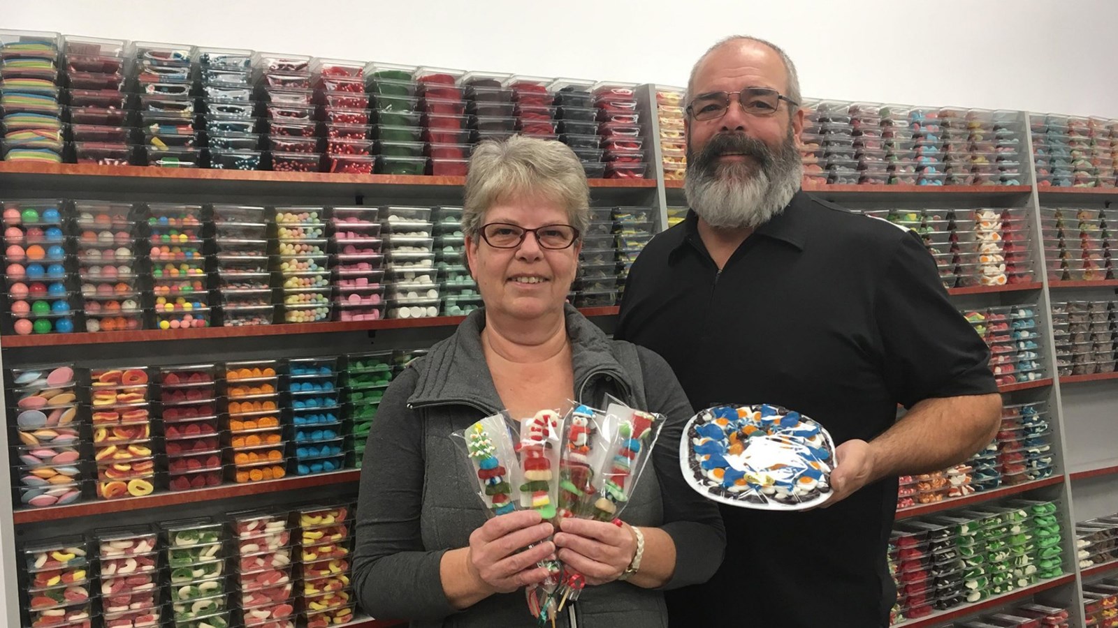 Lise Lessard, employée de Clémex à Salaberry-de-Valleyfield et Claude Lemieux, propriétaire se réjouissent de l'ouverture de la nouvelle succursale dès ce matin.