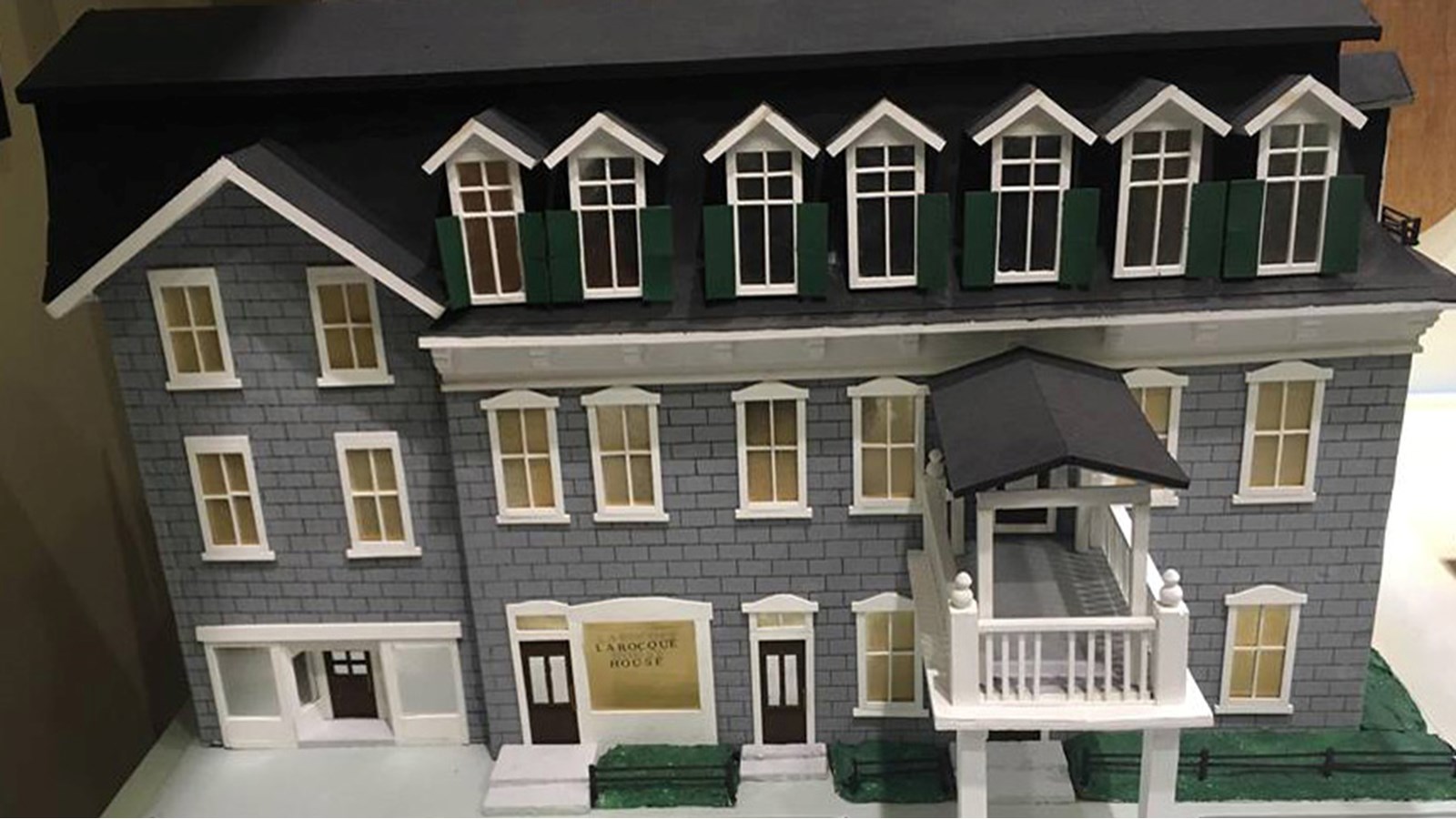 La rue Victoria des années 20 reprend vie à la Caisse Desjardins de Salaberry-de-Valleyfield