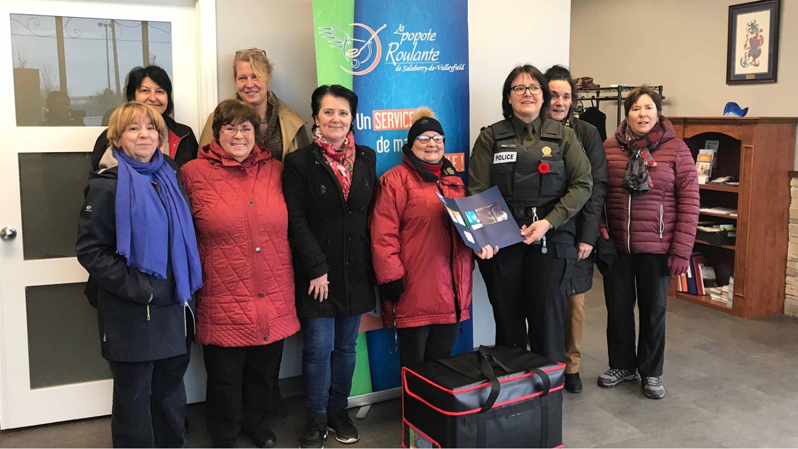 bénévoles et intervenantes CAAPA accompagnées de la sergente Sandra Morin, coordonnatrice en relations communautaires pour le Centre de Services MRC Salaberry-de-Valleyfield. 