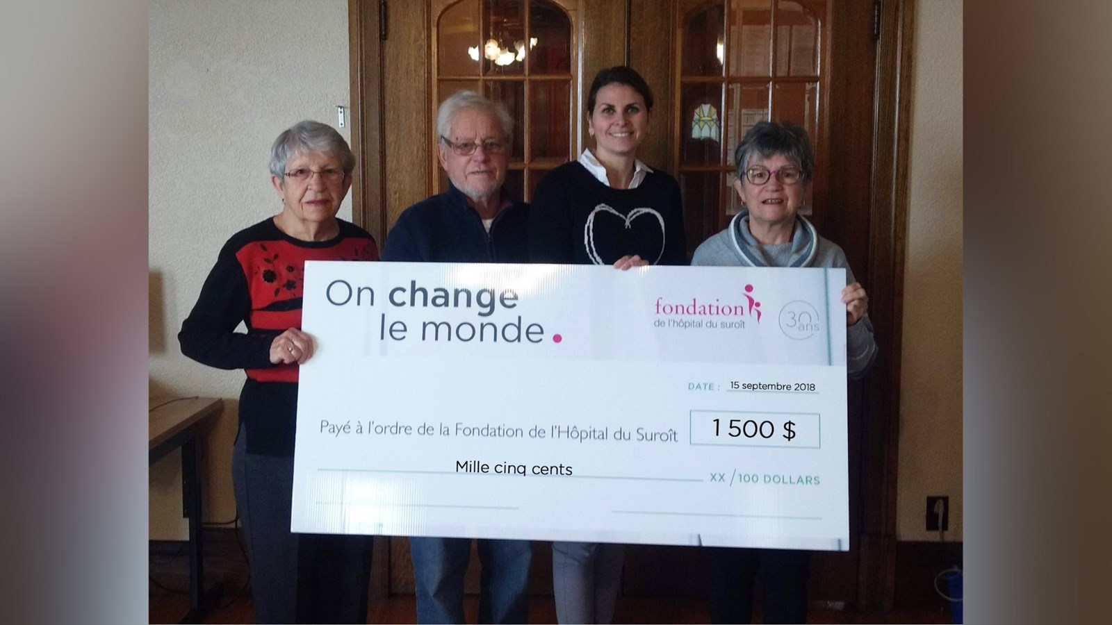 Sur la photo, on retrouve de gauche à droite: Denise Lafontaine, Jean-Guy Lafontaine, Kathleen Favreau-O’Brien, directrice générale de la Fondation de l’Hôpital du Suroît, et Nicole Lafontaine.