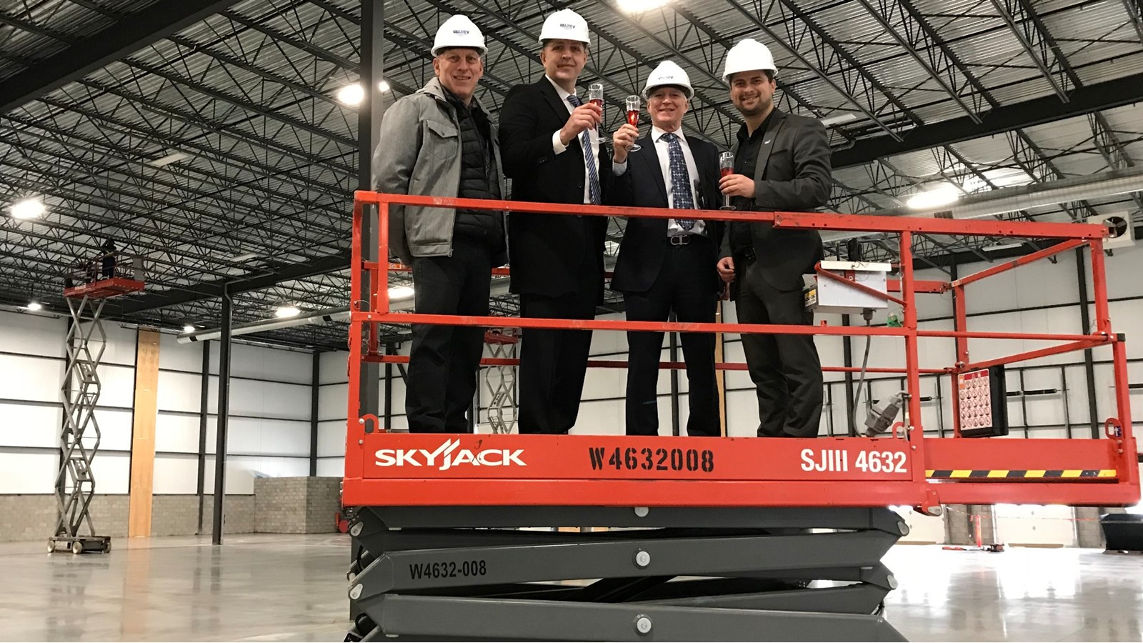 Le maire de Salaberry-de-Valleyfield, Miguel Lemieux a pris la pose avec les représentants de Valdev.