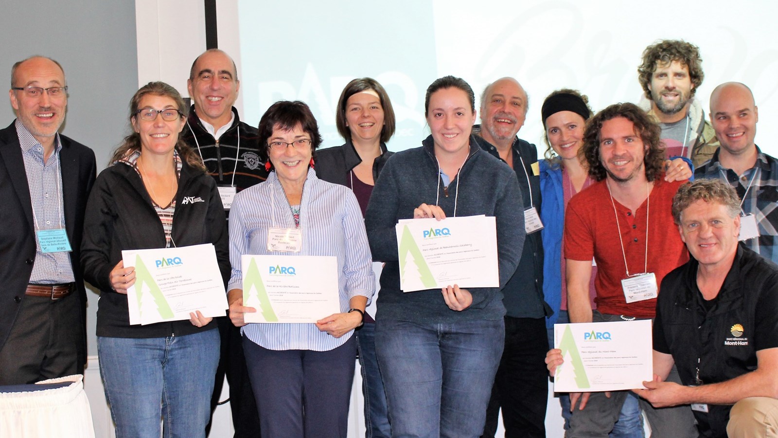 Les représentants des Parcs régionaux accrédités sont ici photographiés en présence de responsables de l’Association des Parcs régionaux du Québec (M. Stéphane Michaud, Président fondateur de PaRQ et gestionnaire du Parc Bois de Belle-Rivière (1er à gauche) et M. Robert Bédard, sous-ministre adjoint au Ministère de l’Éducation et de l’Enseignement supérieur (3e personne à gauche). On reconnaît, au centre, 6e personne à partir de la gauche, madame Valérie Binette, coordonnatrice au Parc régional de Beauharnois-Salaberry.