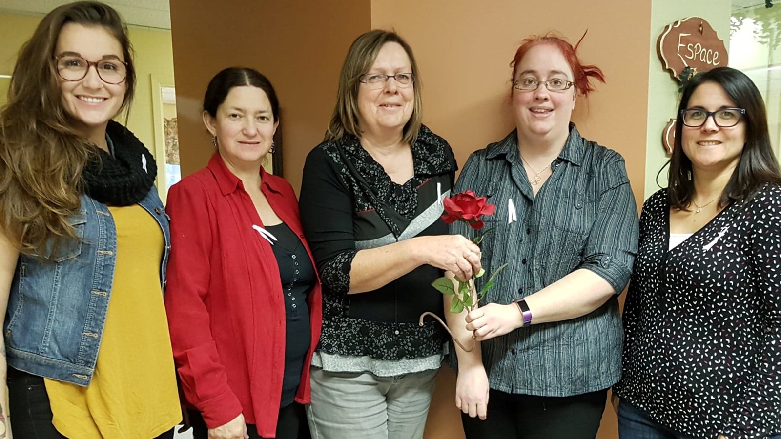 Cinq organismes de la région luttent contre la violence faite aux femmes le 6 décembre de chaque année par le biais de roses et de rubans blancs.
