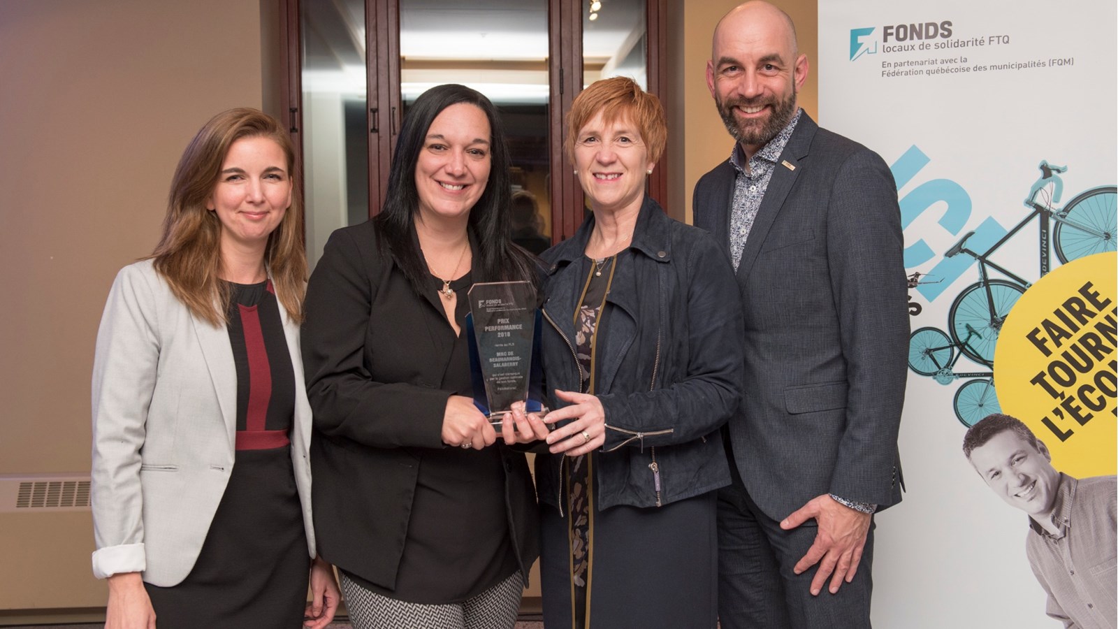 On reconnaît dans l’ordre madame Maude Laberge, Préfète de la MRC de Beauharnois-Salaberry et vice-présidente du CLD Beauharnois-Salaberry, madame Kathleen Bisson, conseillère aux entreprises au CLD, Mme Linda Phaneuf, Directrice générale à la MRC, ainsi que M. Éric Desaulniers, directeur général de Fonds locaux de solidarité FTQ.