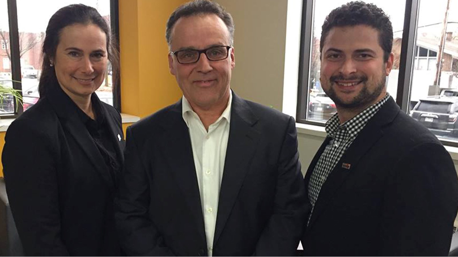La mairesse de Saint-Stanislas-de-Kostka, Caroline Huot se réjouissait de cette annonce. Elle a pris la pose avec un représentant de la bibliothèque Armand-Frappier et le maire de Salaberry-de-Valleyfield, Miguel Lemieux.