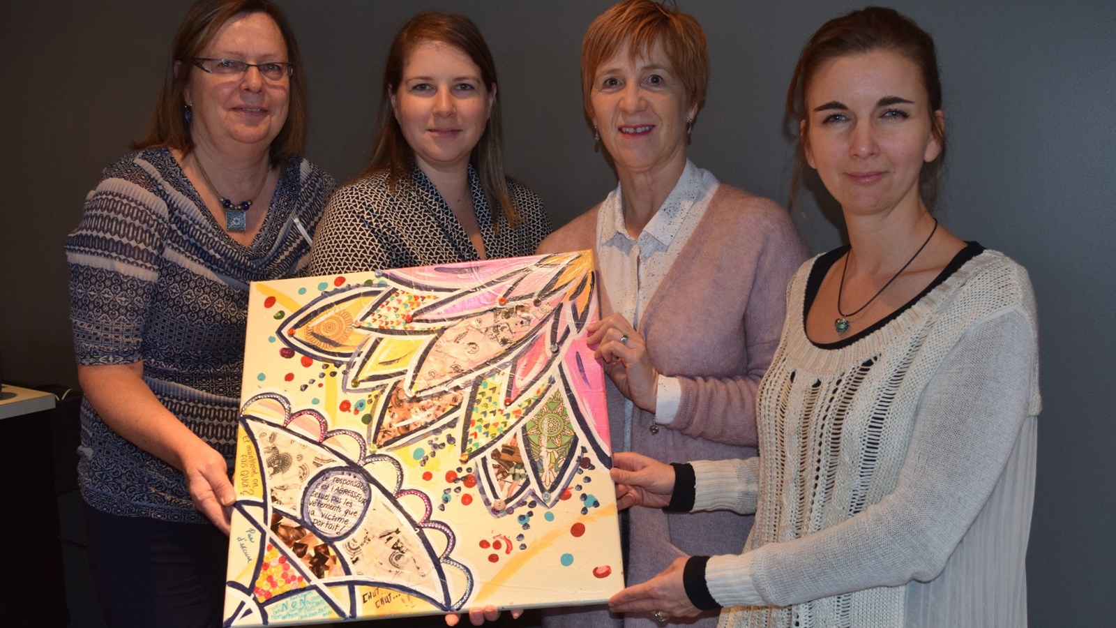 La remise de l’œuvre à la MRC de Beauharnois-Salaberry s’est faite en présence, dans l’ordre, de mesdames Jacinthe Leclerc, coordonnatrice administrative à l’organisme « Espace Suroît », Catherine Parent, coordonnatrice au développement culturel à la MRC, Linda Phaneuf, directrice générale à la MRC, ainsi que Maude Laberge, préfète de la MRC et mairesse de Sainte-Martine.