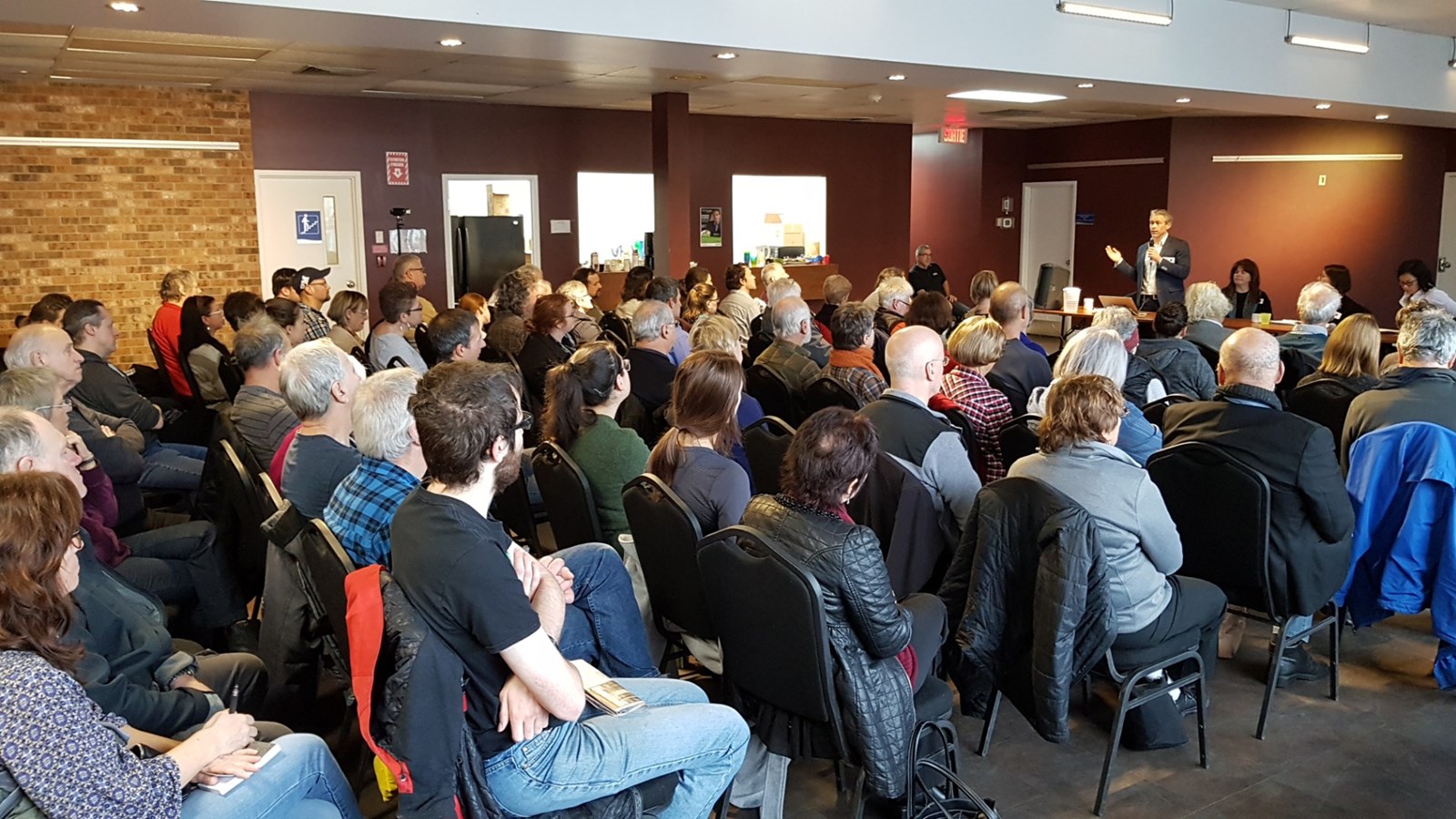 Plus d'une centaine de citoyens se réunissent pour parler d'environnement