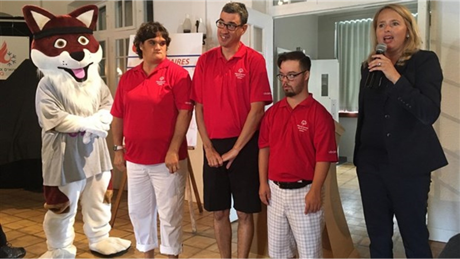La mascotte Ozzy posent avec les ambassadeurs des Jeux, Francesca, Benoît et Louis-Philippe et la directrice générale, Chantal Dostie.