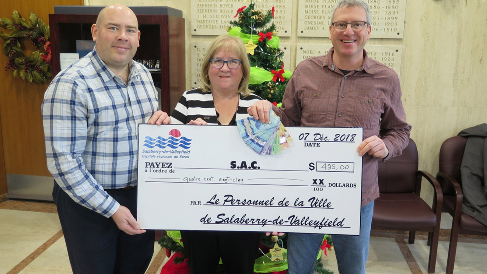 Simon St-Michel et Francine Tessier, représentants de la Ville de Salaberry-de-Valleyfield et Stéphane Brault, directeur du S.A.C.