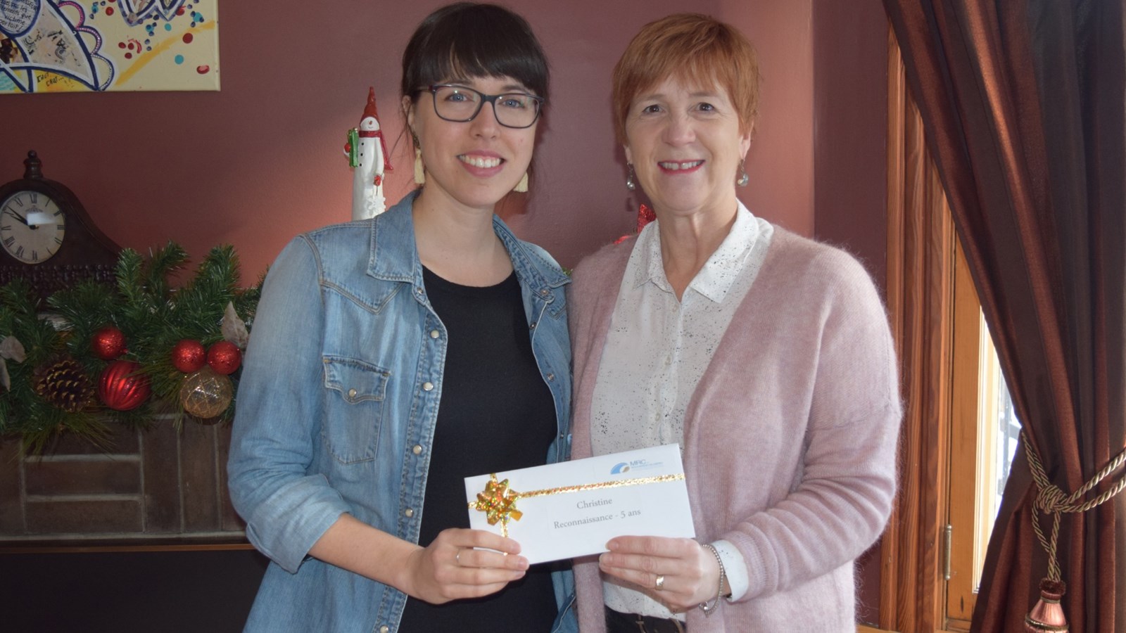 Madame Christine Bergeron-Verville, Chargée de projets – Gestion des matières résiduelles et sensibilisation, est ici félicitée par madame Linda Phaneuf pour ses 5 ans de service à la MRC.