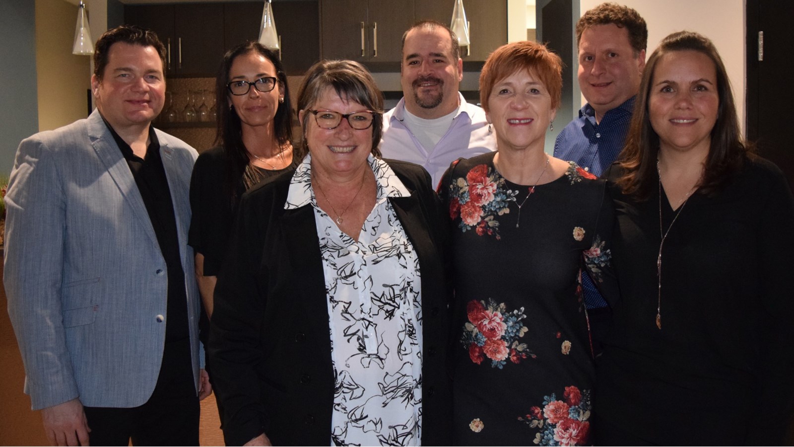 On reconnait dans l’ordre M. Patrice Lemieux, Coordonnateur Environnement et matières résiduelles (10 ans), Mme Isabelle Perron, Directrice administrative et ressources humaines (5 ans), Mme Jacqueline Roussy, Agente Administration et Culture (35 ans), M. Philippe Meunier, Directeur Aménagement et développement territoire et cours d’eau (10 ans), M. Martin Argouin, Coordonnateur préventionniste en sécurité incendie (5 ans) et Mme Lyne Charlebois, Coordonnatrice au développement rural et social (10 ans). Tout ce groupe est côtoyé de madame Linda Phaneuf, Directrice générale et secrétaire-trésorière de la MRC.