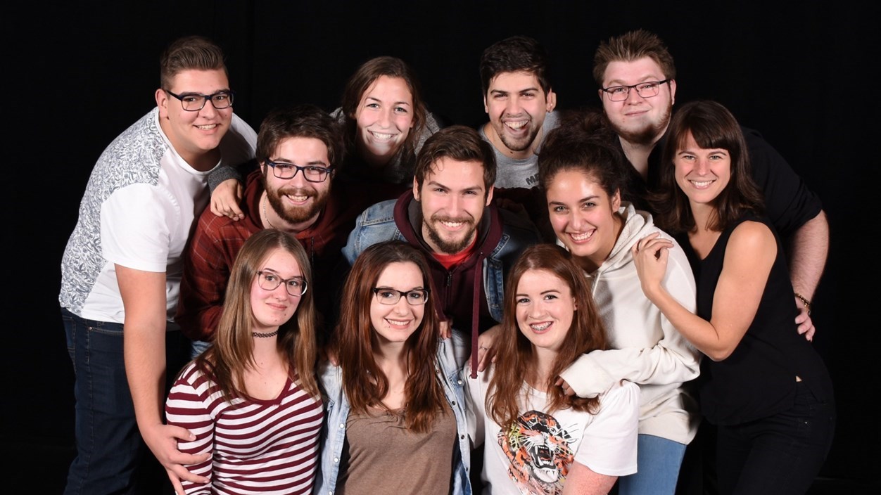 Laurie-Anne Charland, Jean-Philippe Comtois, Daphné Desgroseilliers-Meloche, Jérémy Gagné, Antoine Gagnon, Jean-Philippe Latour, Amélie Mercier, Léandre Morin-Plante, Laurence Pinard, Célia Villafane-Bernier et la metteure en scène Chantal Dupuis.