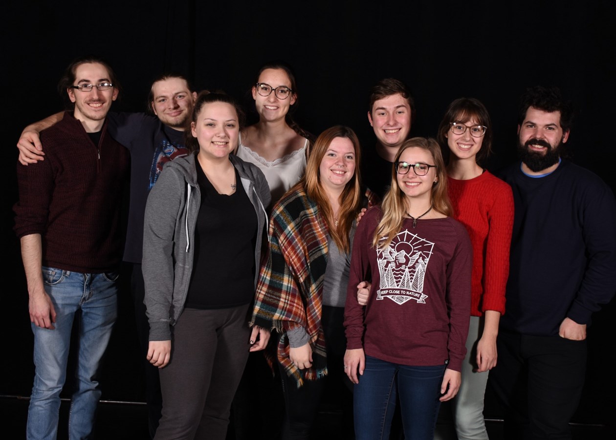 Sandrine Brassard, Annie Cormier, Koralie Labonté, Samuel Leduc-Hellers, Kevin Parisien, Gabrielle Soucy-Jalbert, Laurence Thibault, Jonathan Trépanier et le metteur en scène Gabriel Plante.