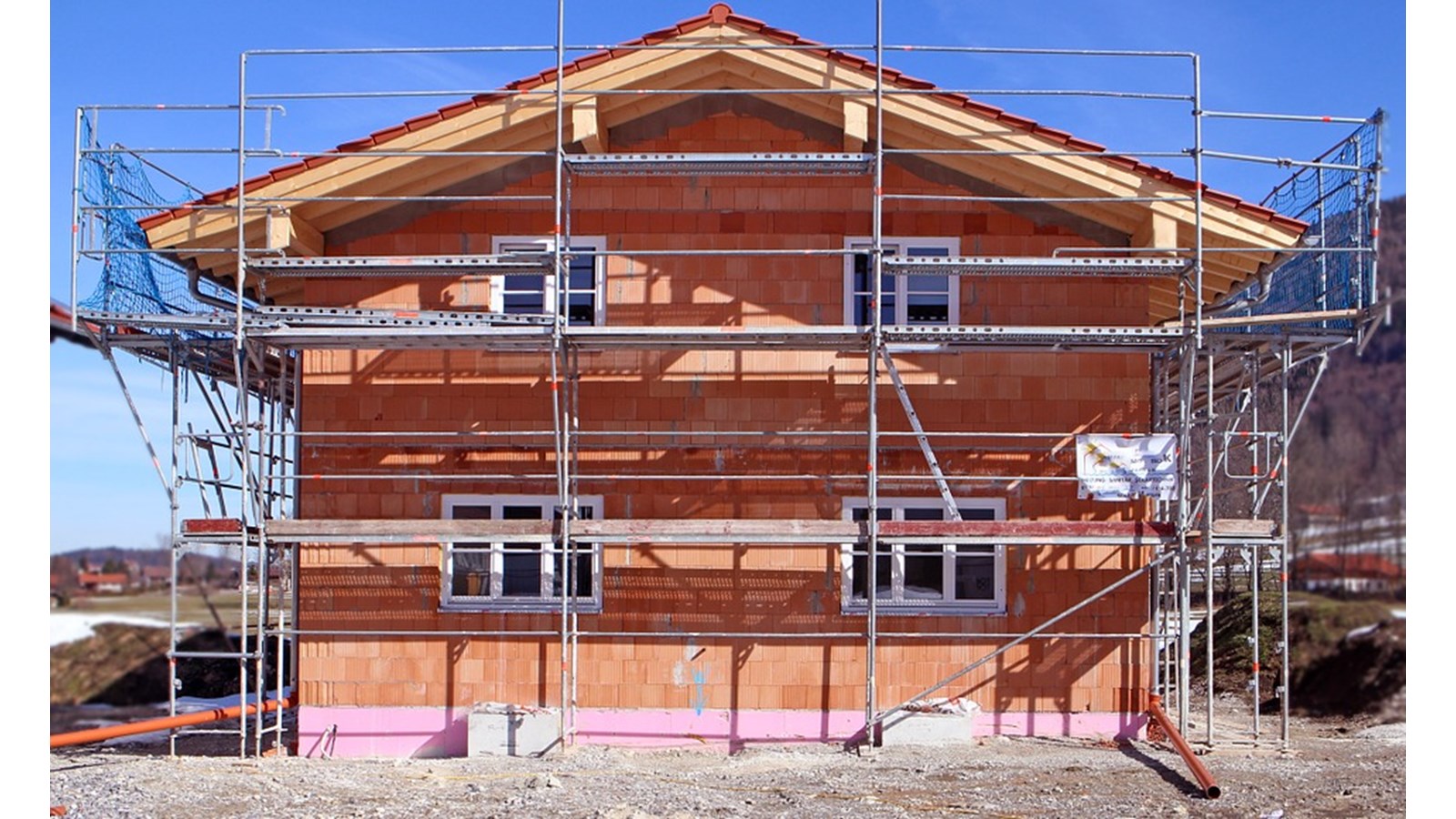 Pour recevoir un appui financier dans le cadre de ce programme, les bénéficiaires doivent faire des travaux sur les éléments suivants : murs extérieurs, ouvertures, saillies, toiture, structure, électricité, plomberie, chauffage et isolation thermique.