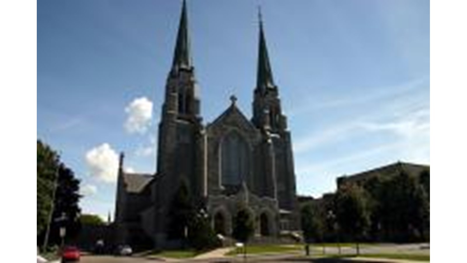 La Basilique-cathédrale Sainte-Cécile rend hommage à la martyre Cécile ayant agonisé pendant deux jours, la tête à demi-tranchée, sous le regard attendri de l’Église de Rome, à qui elle léguait son corps vénérable et son palais.