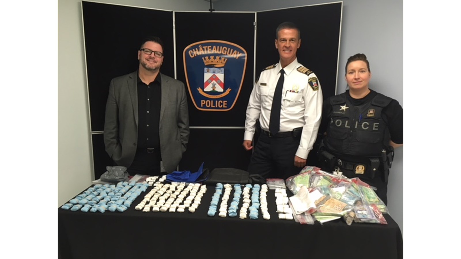 Cinq arrestations et saisie de drogue et de 15 000 $ en argent canadien